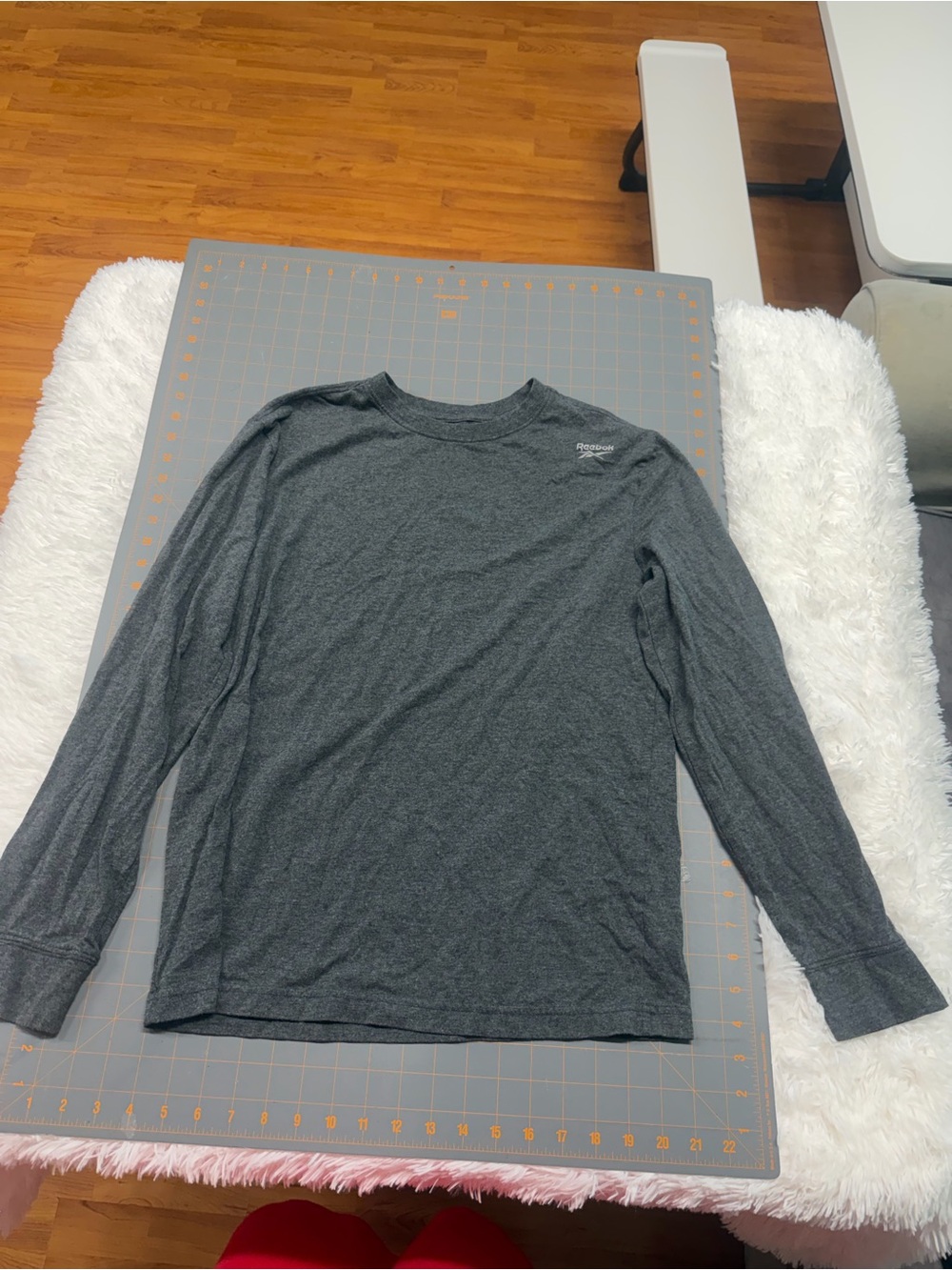 Reebok Men's Long-Sleeve Crew Tee in Charcoal Gray small